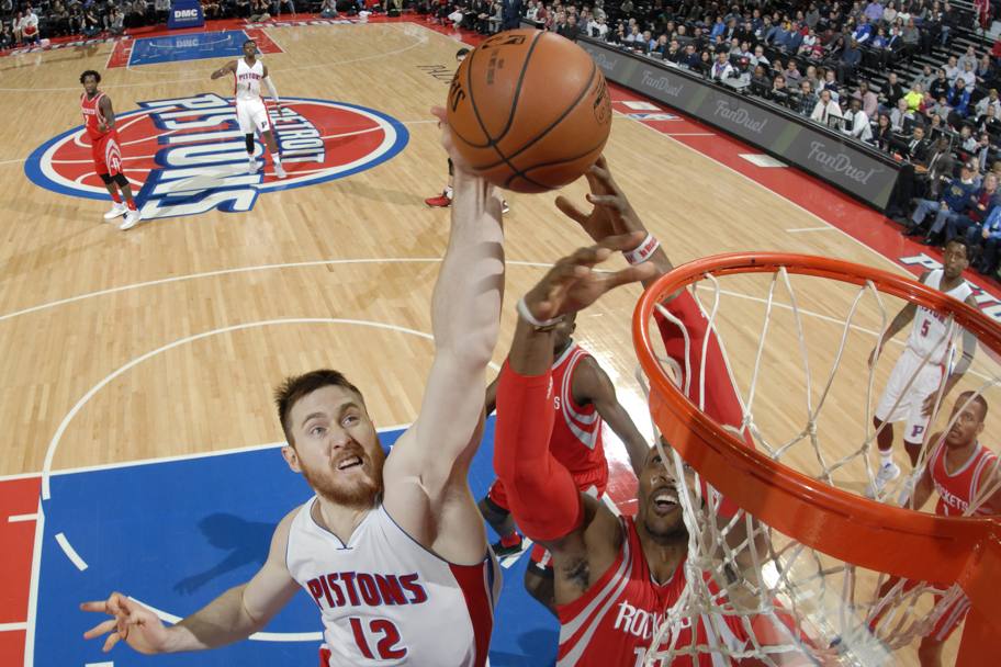 Dwight Howard degli Houston Rockets stoppa il tentativo di canestro di Aron Baynes dei Detroit Pistons (Getty Images)